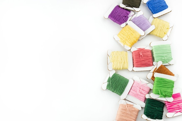 Zestaw haftów i nici w pastelowych odcieniach